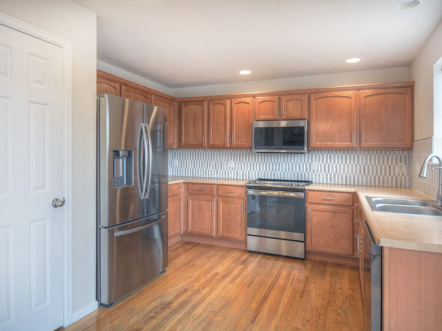 3 bed, 2.5 bath, 2136 sqft, $2,400 — Photo 4