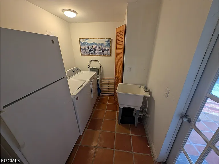 1637 Woodford Ave — Photo 13