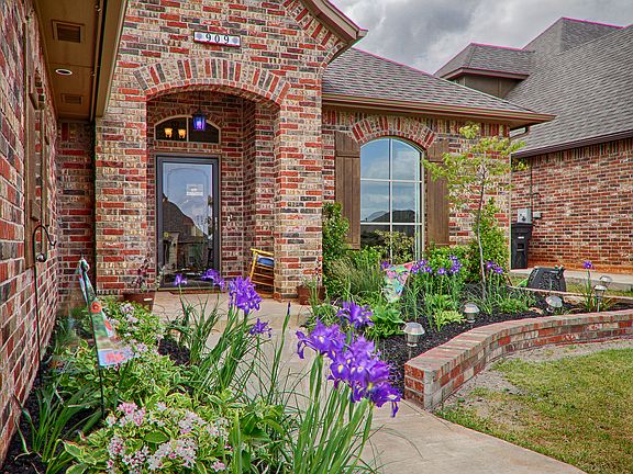 2nd image of 909 Samantha Ln