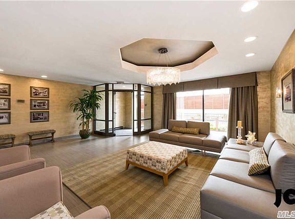4th image of 100 West Broadway