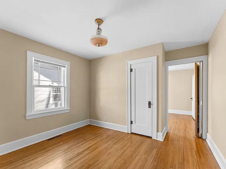 523 E Delmar St — Photo 12