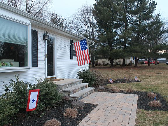 2nd image of 4 Baneberry Dr