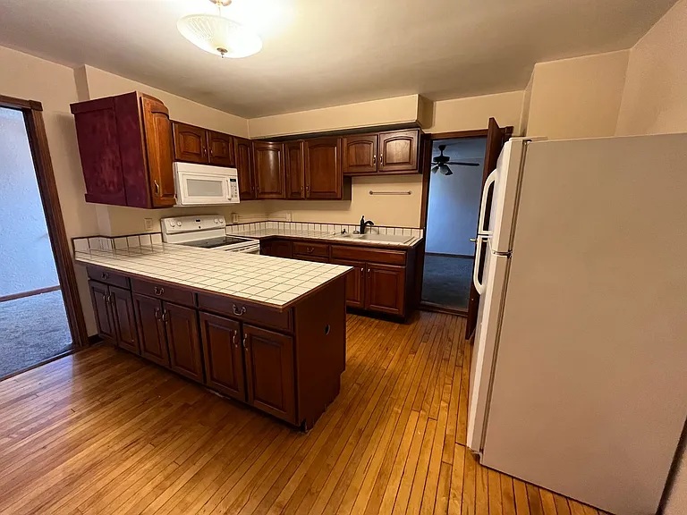230 E 4th St #2 — Photo 3