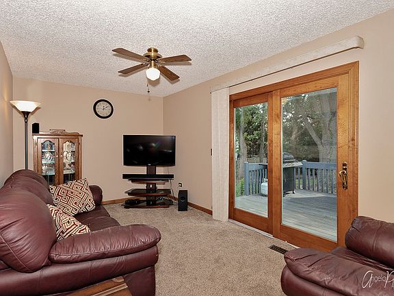 3rd image of 1055 Belle Plaine Ave