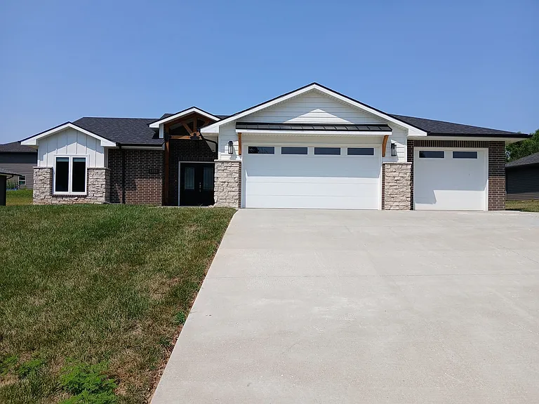 1325 Summerfield Dr — Photo 1