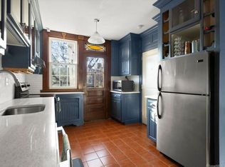 5 Robin Rd #B, West Hartford, CT 06119