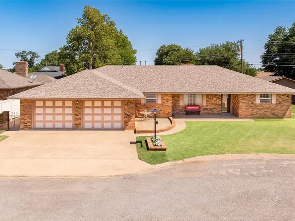 1316 Caudill Dr, Watonga, OK 73772