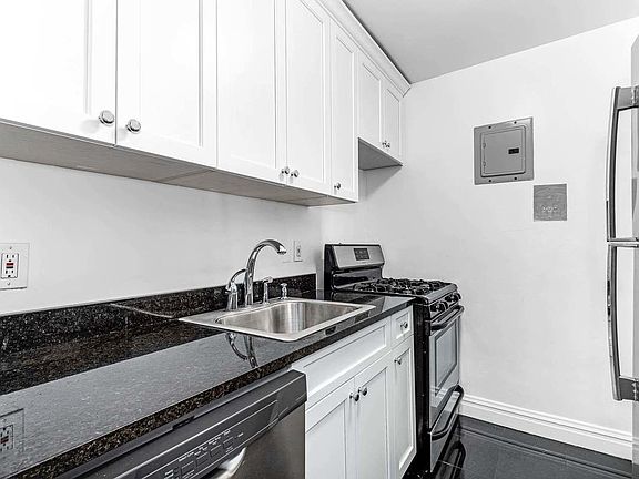 5th image of 330 W 45th St APT 6F