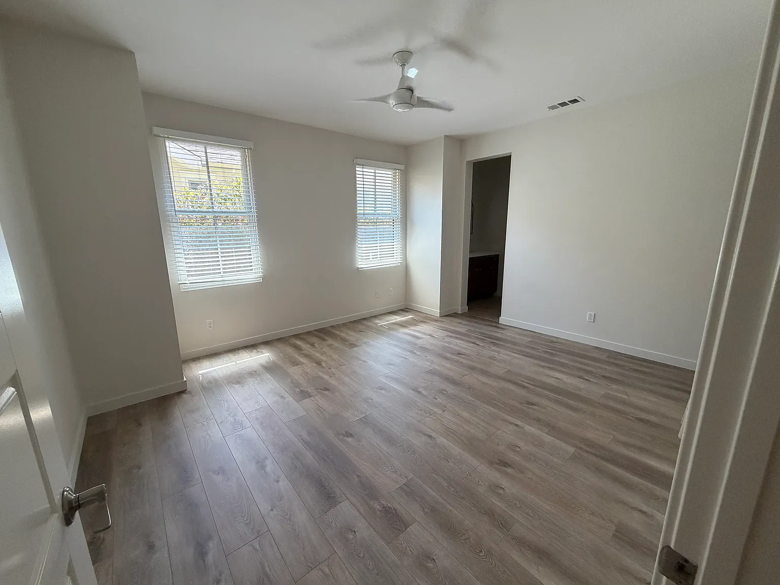 3 bed, 2.5 bath, 1603 sqft, $2,186 — Photo 4