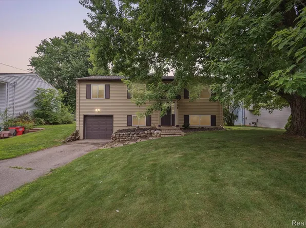 3431 Dianne Dr, Brighton, MI 48114