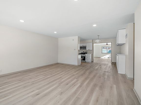 3rd image of 208 Sycamore Ln