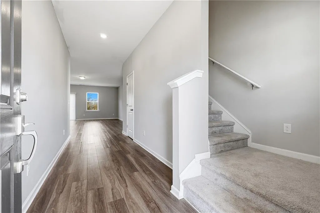 5 bed, 2.5 bath, 2500 sqft, $2,400 — Photo 3