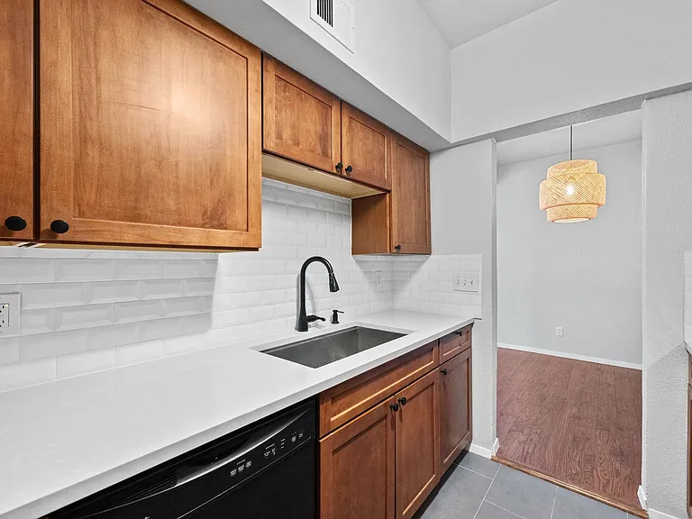 1509 W 39th 1/2 St #108 — Photo 11
