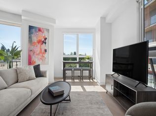 333 Saint Davids Ave #204, North Vancouver, BC V7L3N7