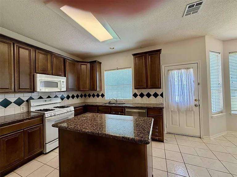 7426 Maple Run Dr — Photo 12