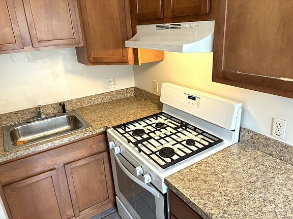 2nd image of 1 Woodlawn Ave APT 2R