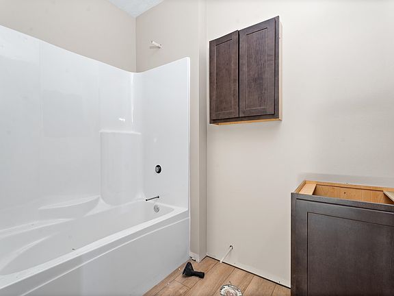5th image of 303 Greenview Dr