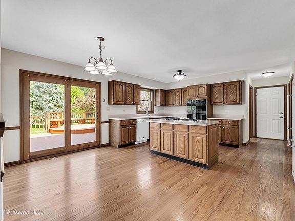 5th image of 221 Amber Ct