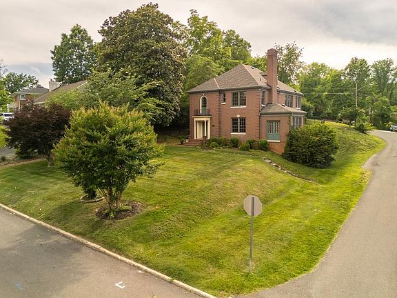 5th image of 290 Long Crescent Dr