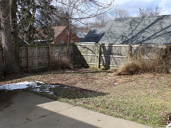 5th image of 919 28th St NE