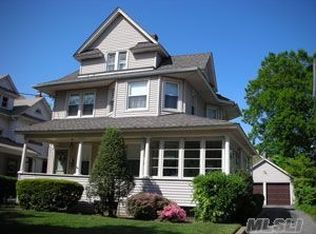 31 Yale Pl, Rockville Centre, NY 11570