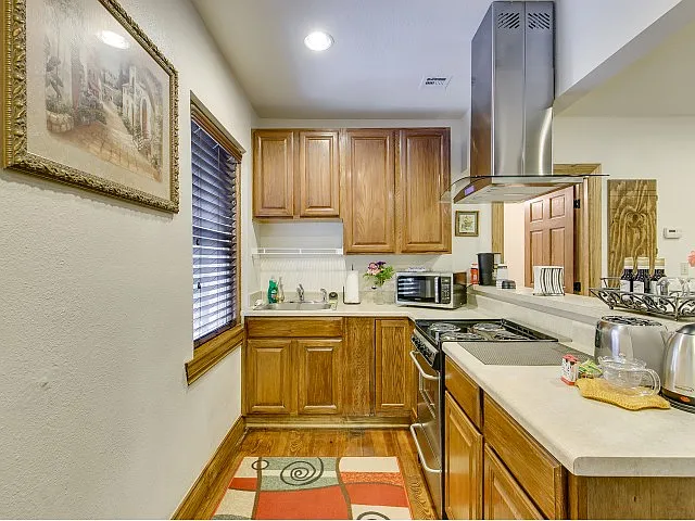 Claremont Apartments — Photo 22