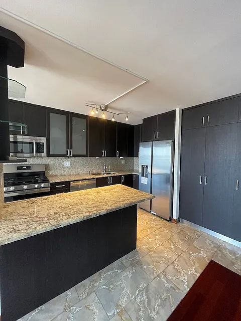 2 bed, 1000 sqft, $3,350 — Photo 2