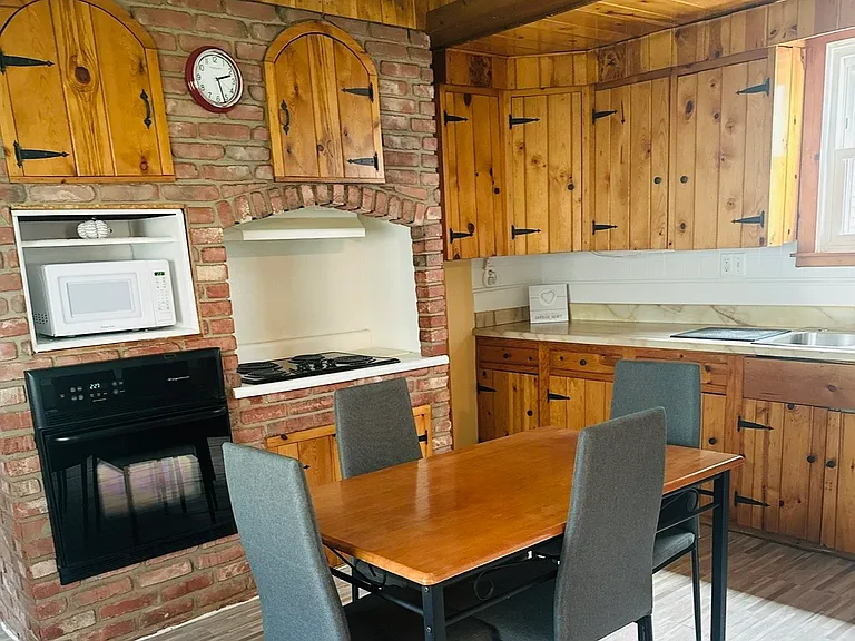 Eat-in Kitchen