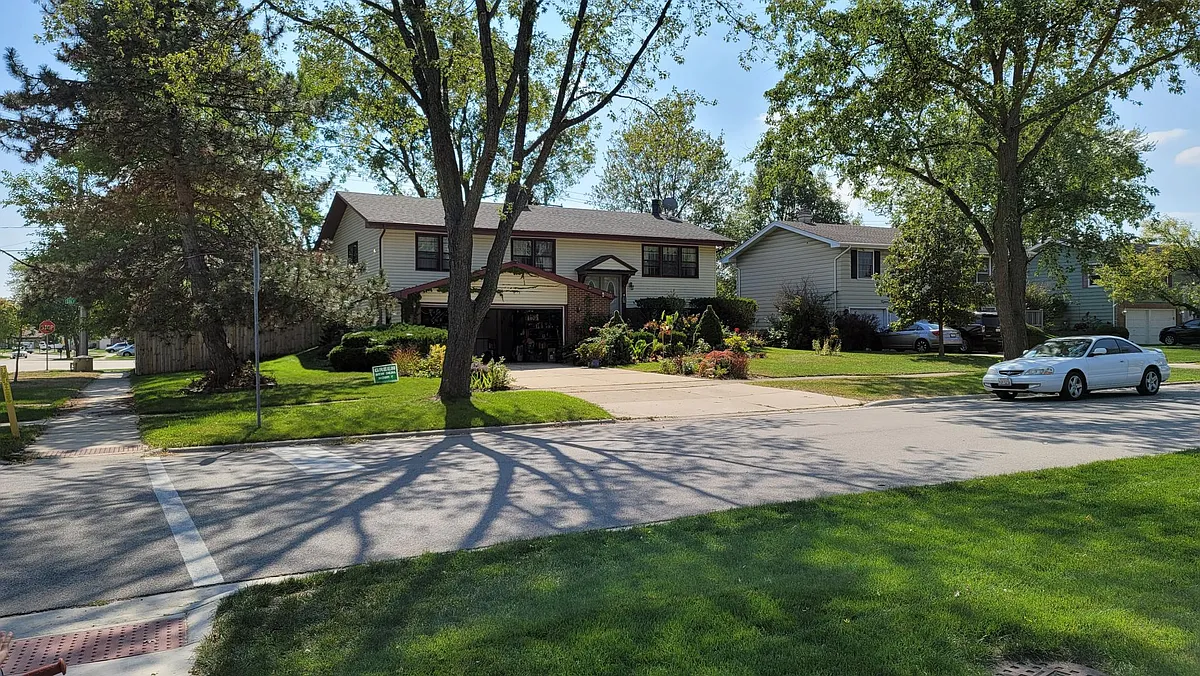 Corner property, very safe and convenient. - 1503 W Oakmont Rd
