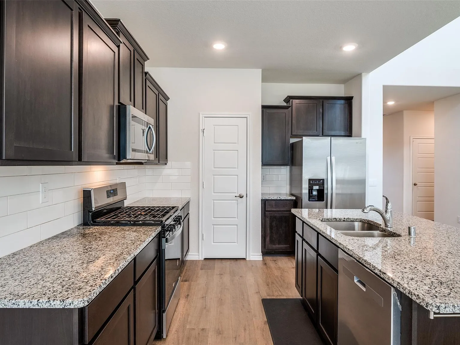 4 bed, 2338 sqft, $2,750 — Photo 4