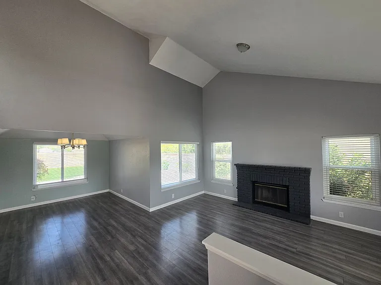 1621 W Newgrove St — Photo 5