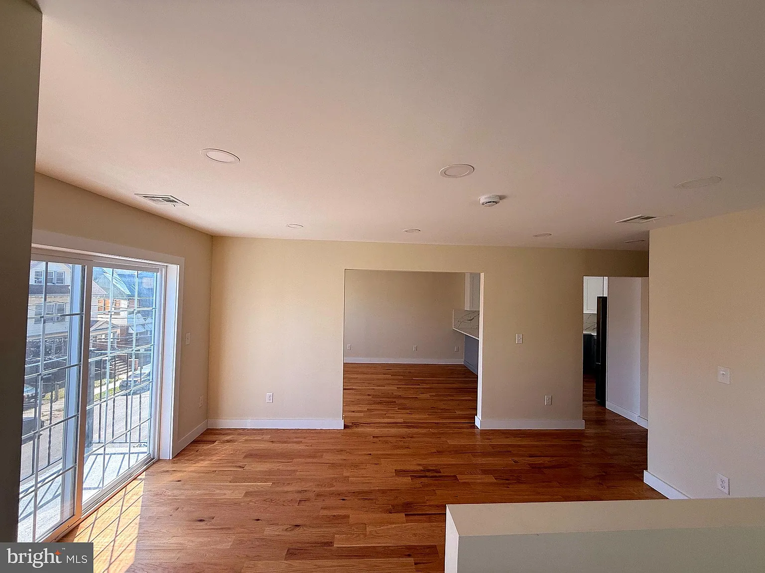 3 bed, 2.0 bath, 1300 sqft, $3,000 — Photo 2