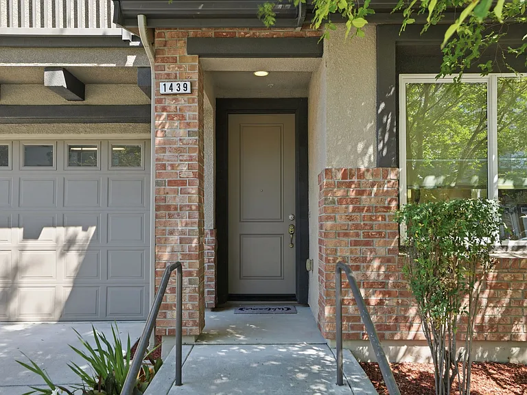 1439 Shore Dr — Photo 2