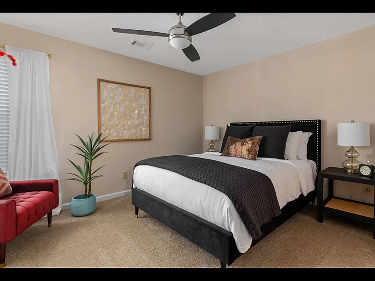 The Lakes Apartments