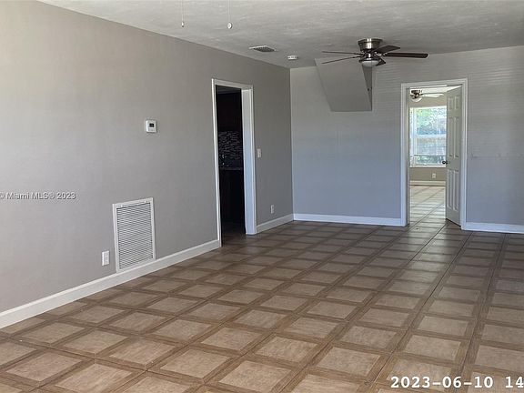 3rd image of 407 W Ocean Ave