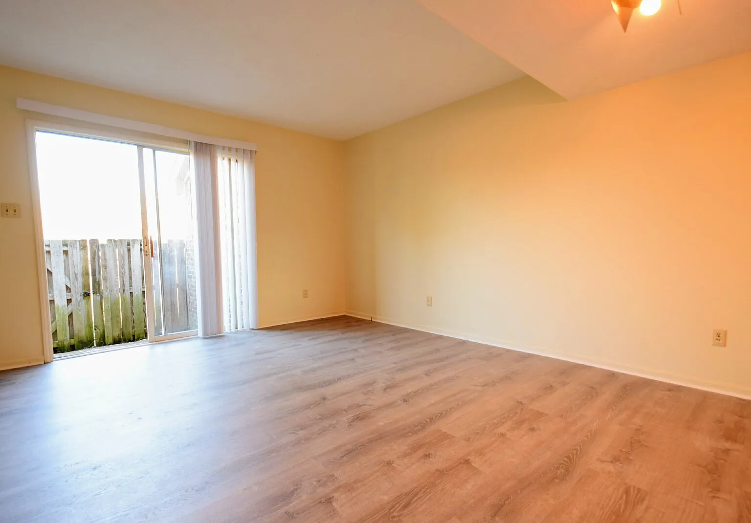 2 bed, 1.5 bath, 919 sqft, $1,050 — Photo 3