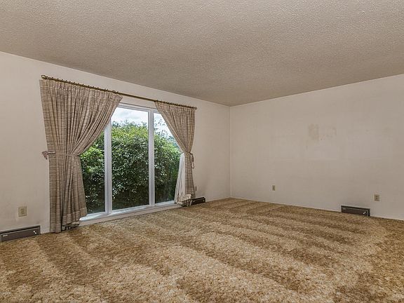 5th image of 702 Taylor Ln
