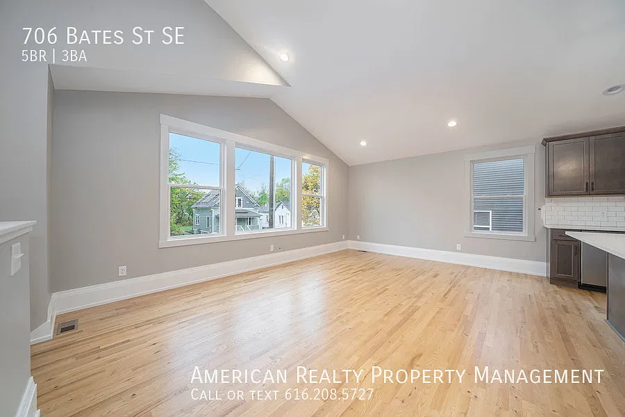 5 bed, 2400 sqft, $3,400 — Photo 4