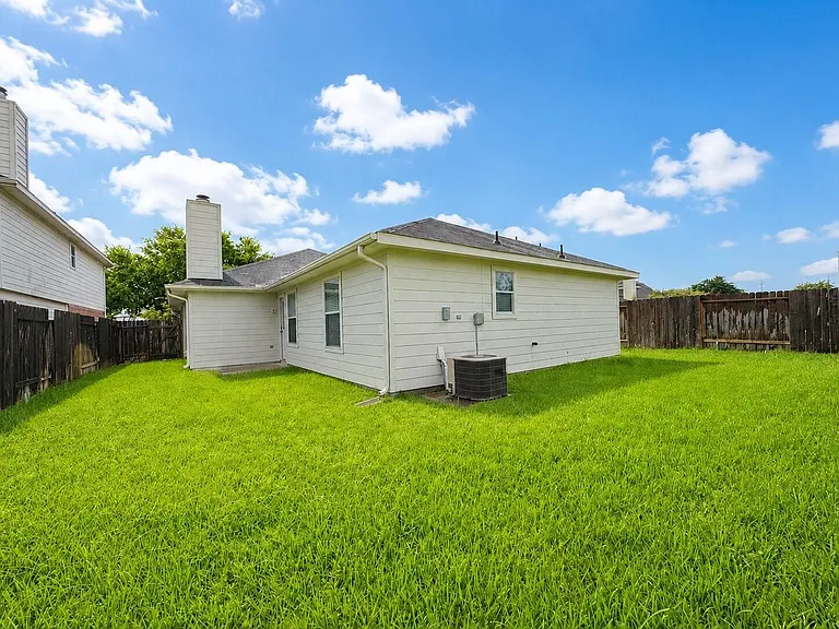 1823 Strongs Ct — Photo 40