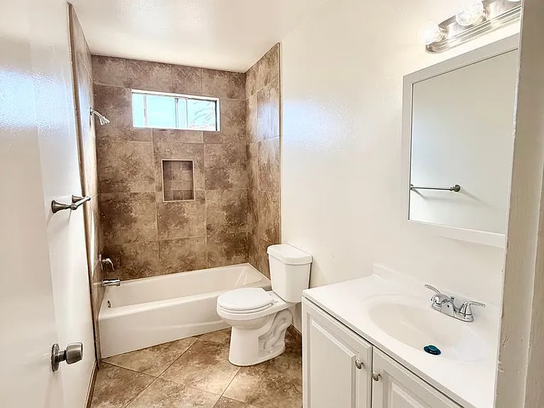 728 N D St — Photo 9