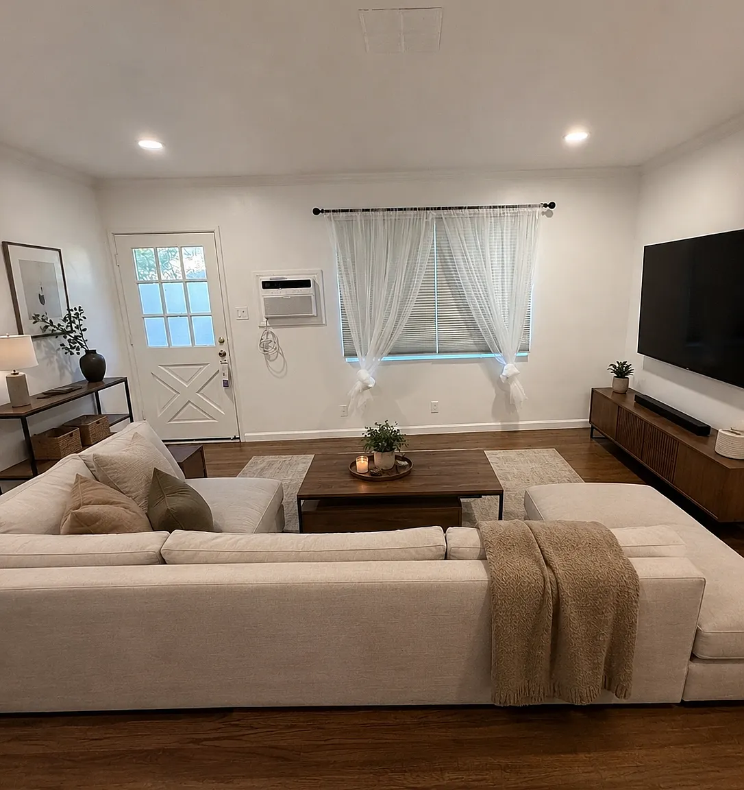 428 W Stocker St — Photo 1