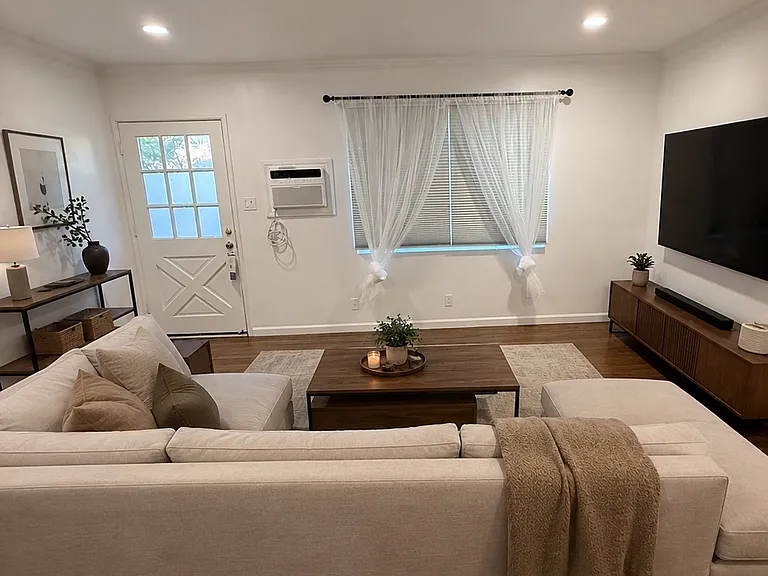 428 W Stocker St #3 — Photo 1