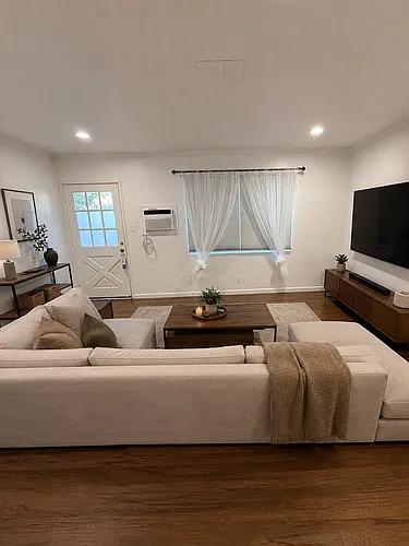 428 W Stocker St #3 Photo 1