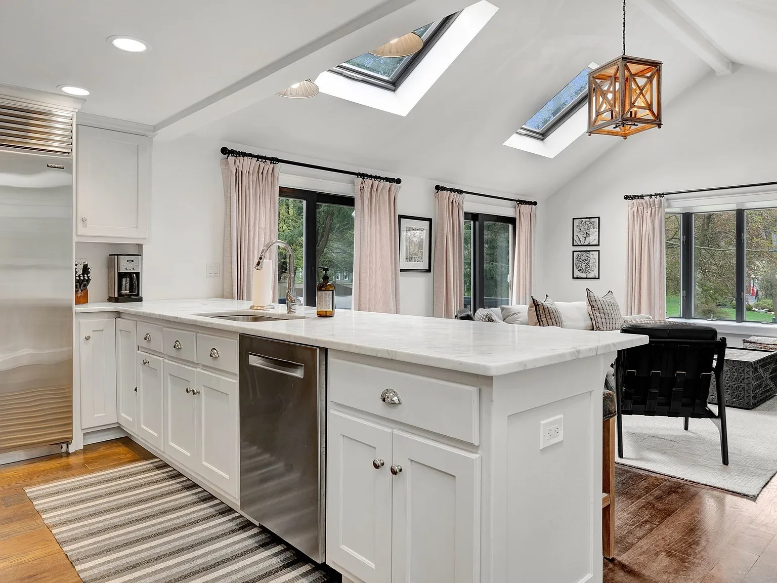 5 bed, 2.5 bath, 3558 sqft, $10,900 — Photo 4