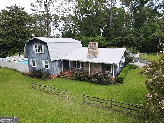 2nd image of 817 Golf Dr