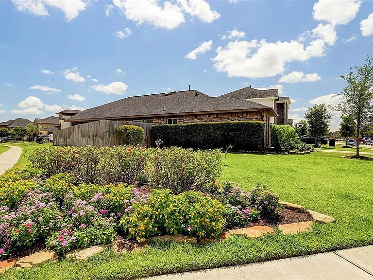 15718 Whispering Green Dr — Photo 2