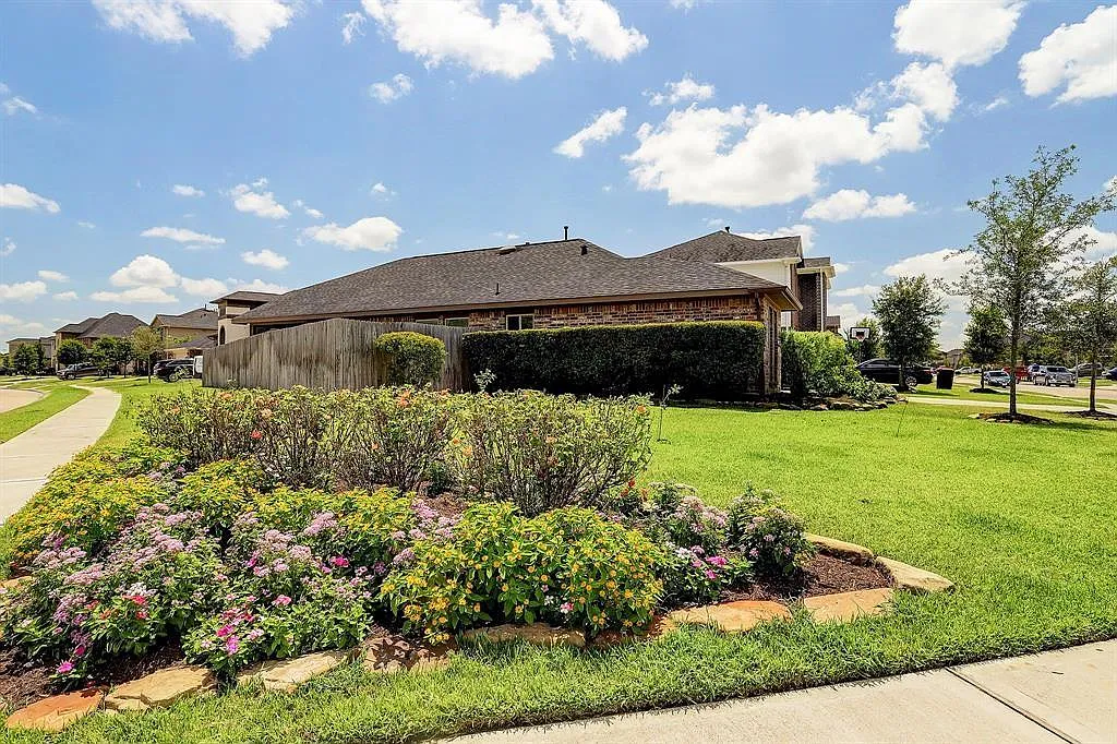 Building Photo - 15718 Whispering Green Dr