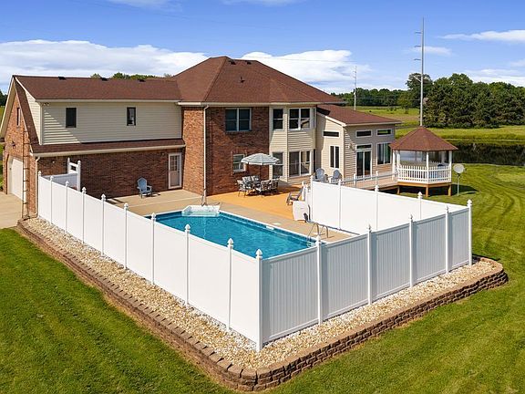 3rd image of 3877 Meadowbrook Dr