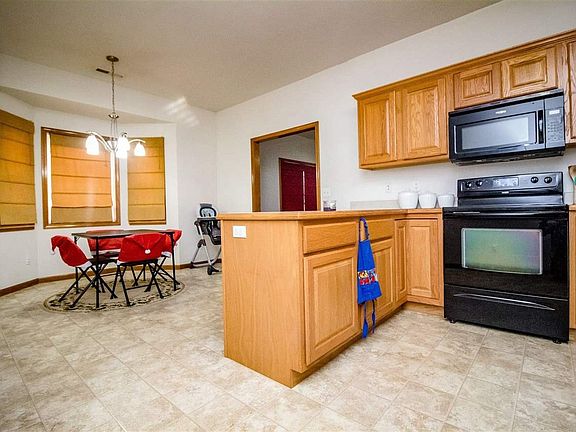 2nd image of 1501 Meadowbrooke Ln