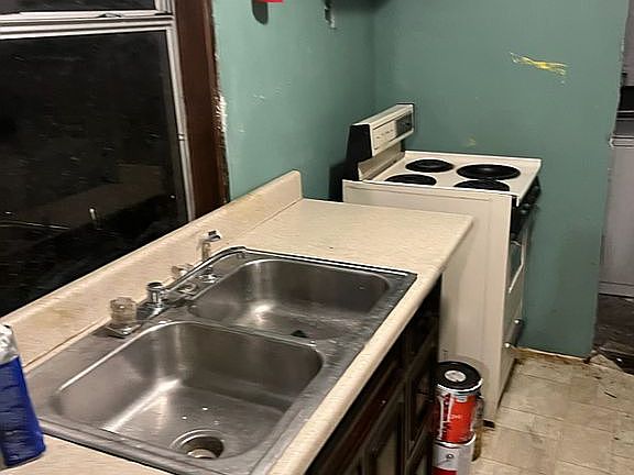 3rd image of 909 N Theobald St